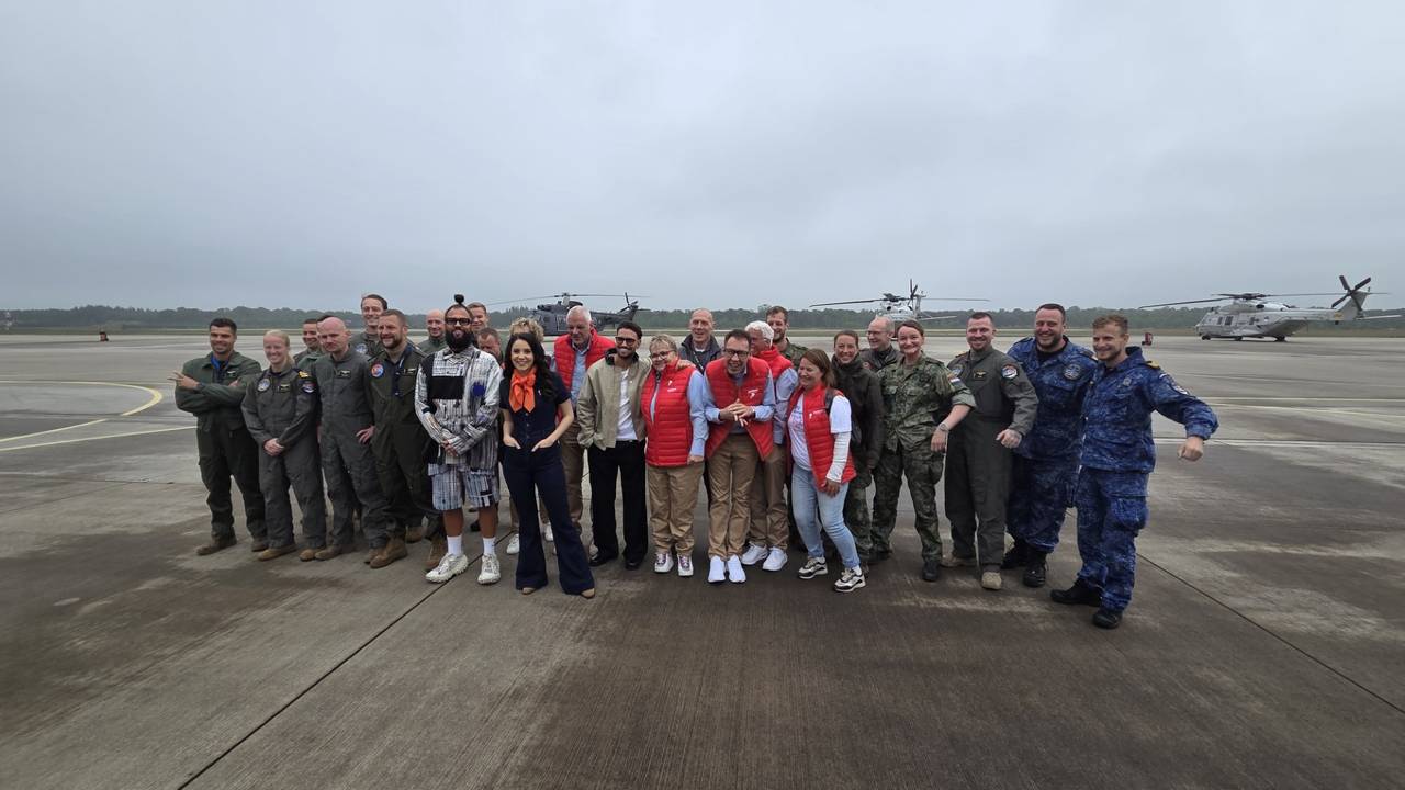 De helikoptercrews samen met de Ambassadeurs van de Vrijheid (foto: Noël van Hooft).