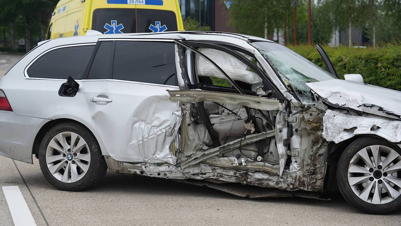 Auto botst tegen paal en vliegt over middenberm in Oosterhout