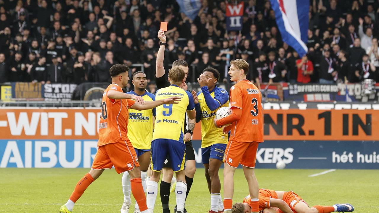 RKC Waalwijk-spits Jesper Uneken krijgt rood tegen Willem II (foto: Bart Stoutjesdijk / ANP).