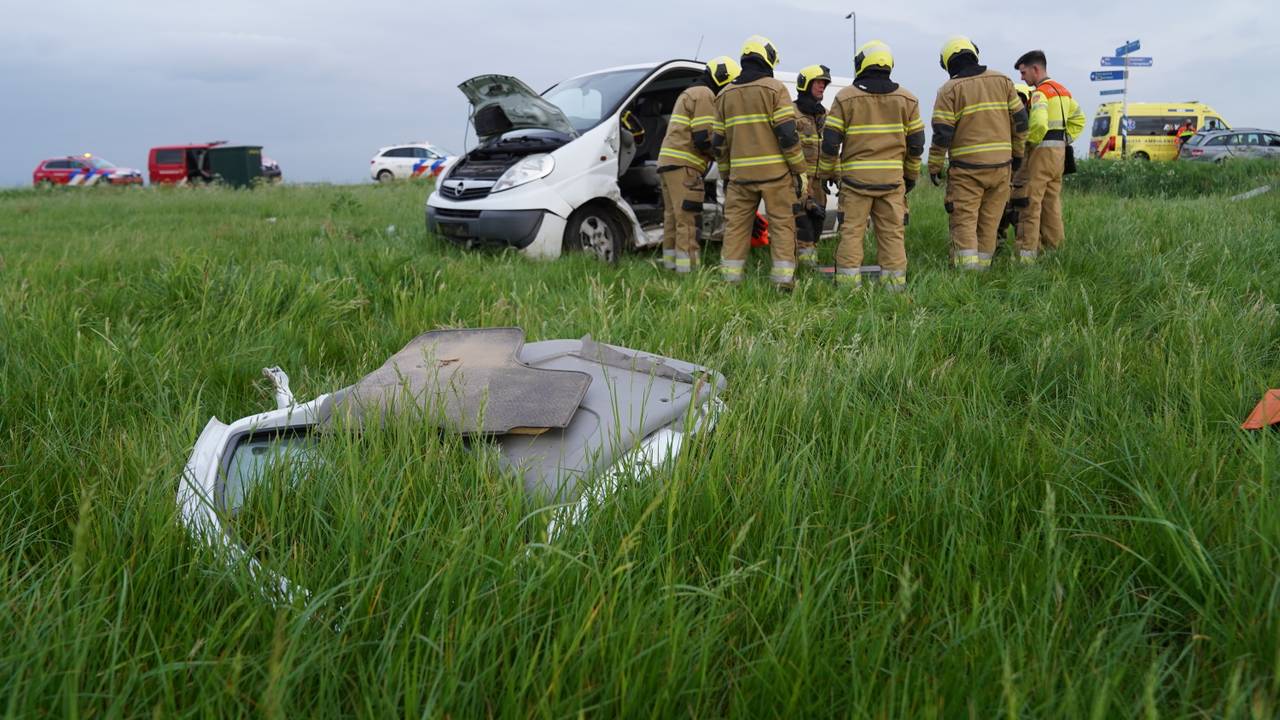 Bestuurder uit bestelbus bevrijd door brandweer na botsing in Maren-Kessel