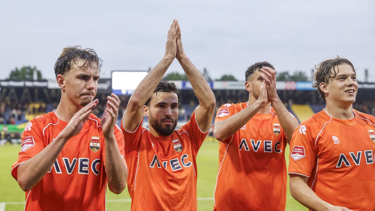 Mounir El Allouchi (met de handen omhoog) bedankt het publiek van Willem II (foto: Bart Stoutjesdijk/ ANP).