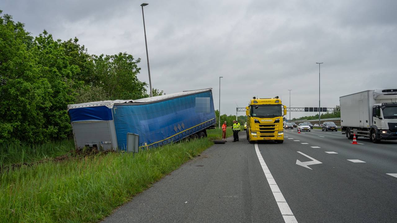 Truck verliest trailer op de A16 (foto: Tom van der Put/Persbureau Heitink).