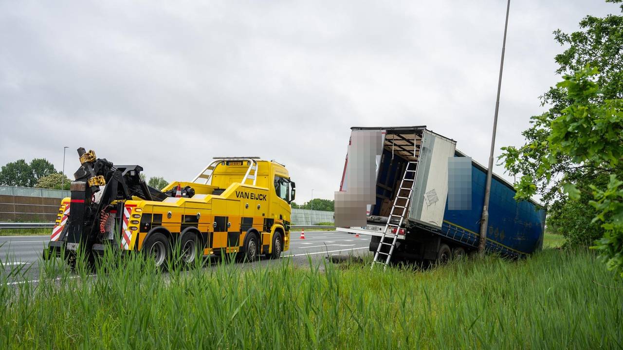 Truck verliest trailer op de A16 (foto: Tom van der Put/Persbureau Heitink).