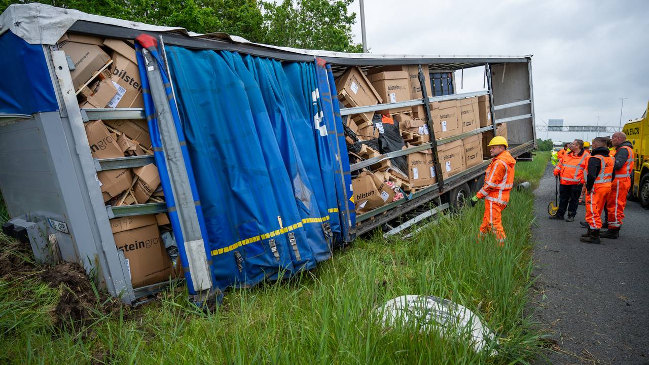 Vrachtauto verliest trailer op de A16 bij de afslag Breda