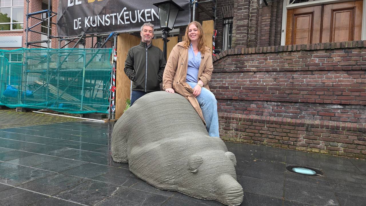 Ontwerper Paul Bas en afstudeerder Coby Werson bij de 3D-geprinte beer in Valkenswaard (foto: Noël van Hooft).