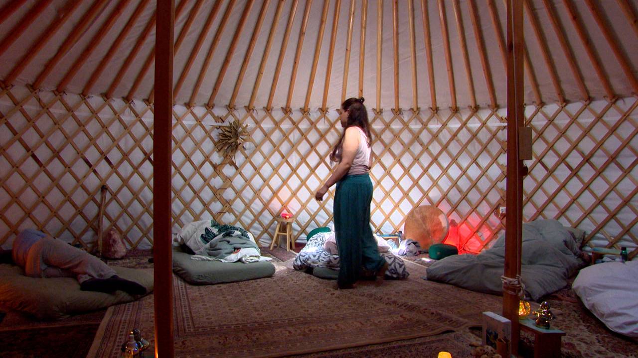 Carolien loopt door de yurt tijdens een truffelceremonie (foto: Omroep Brabant).