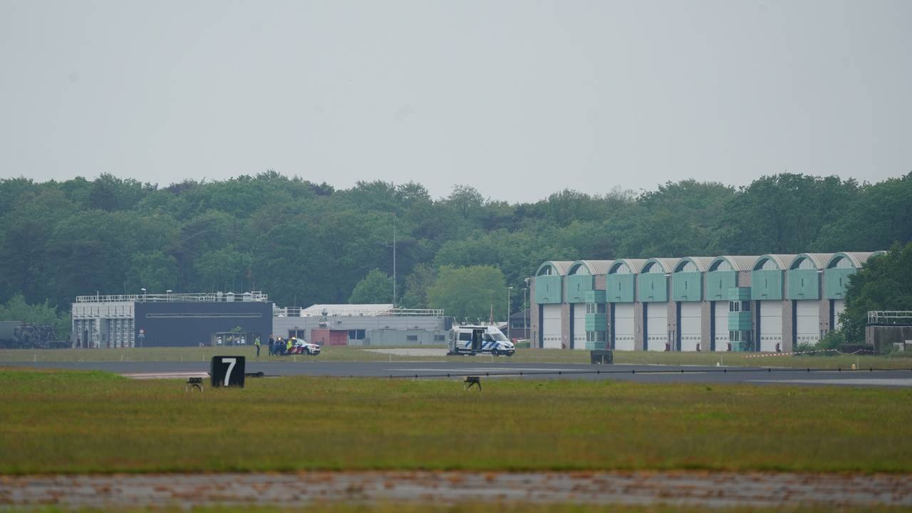 De Explosieven Opruimingsdienst Defensie (EOD) op de landingsbaan (foto: Jeroen Stuve/Persbureau Heitink).