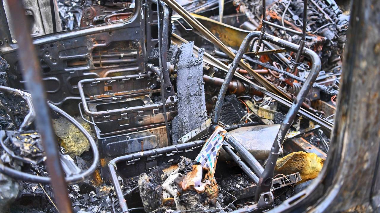 Van de camper en vrachtwagen bleef weinig over (foto: Rico Vogels/SQ Vision).