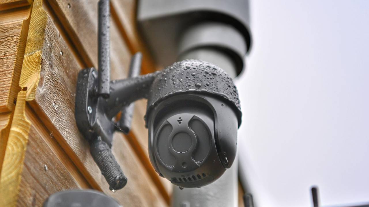 De beveiligingscamera lijkt zwart gespoten (foto: Rico Vogels/SQ Vision).