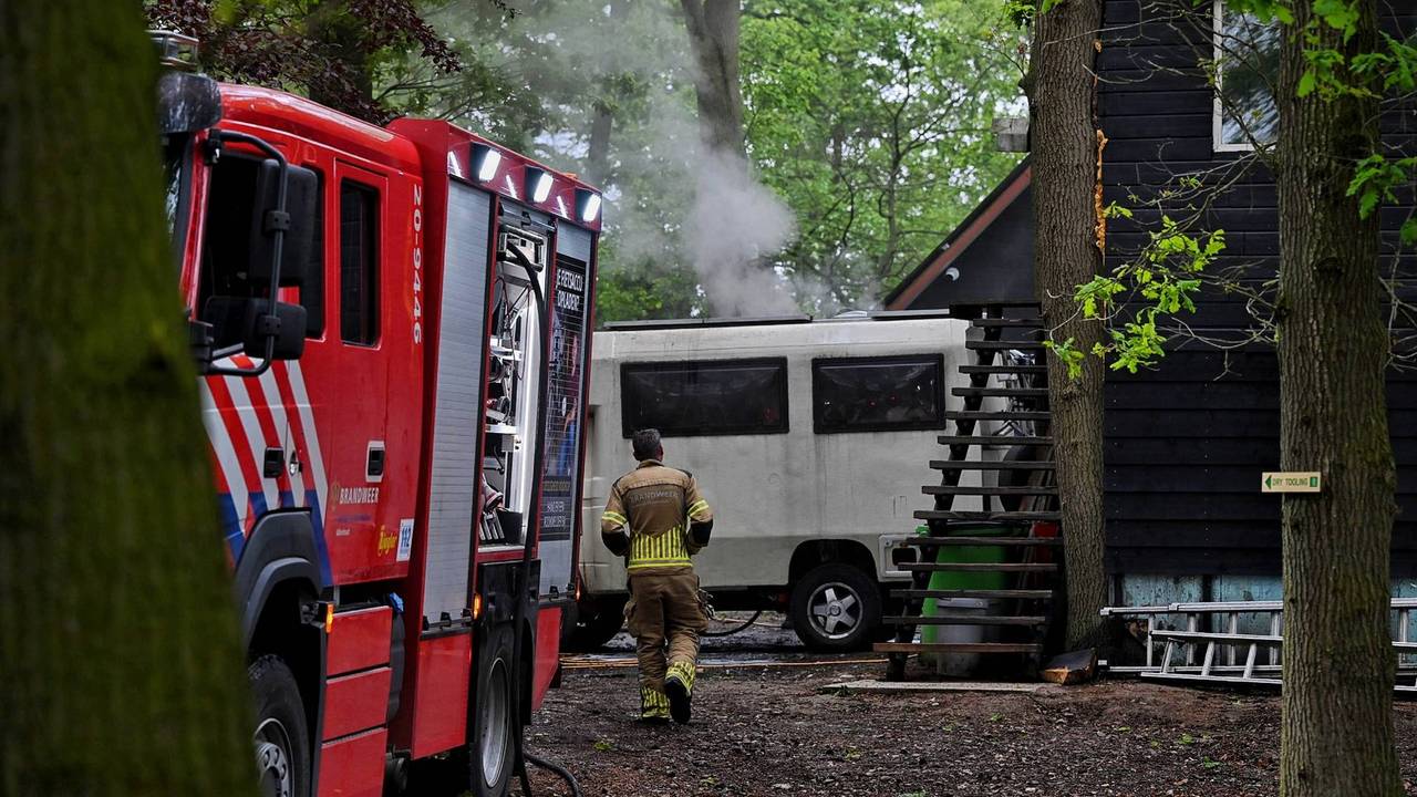 De brandweer werd gebeld nadat iemand rook uit de camper zag komen. 