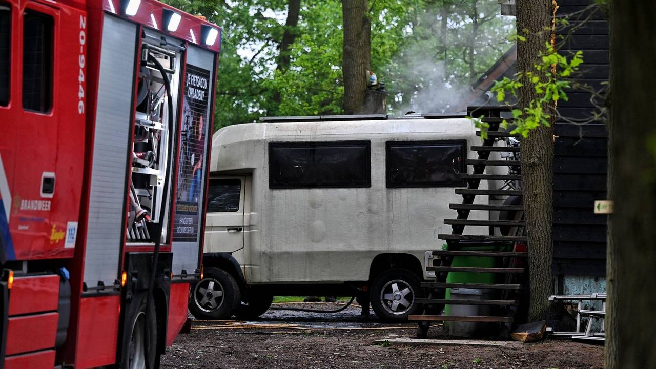 Het vuur woedde in de camper aan het Riddershofpad in Tilburg.