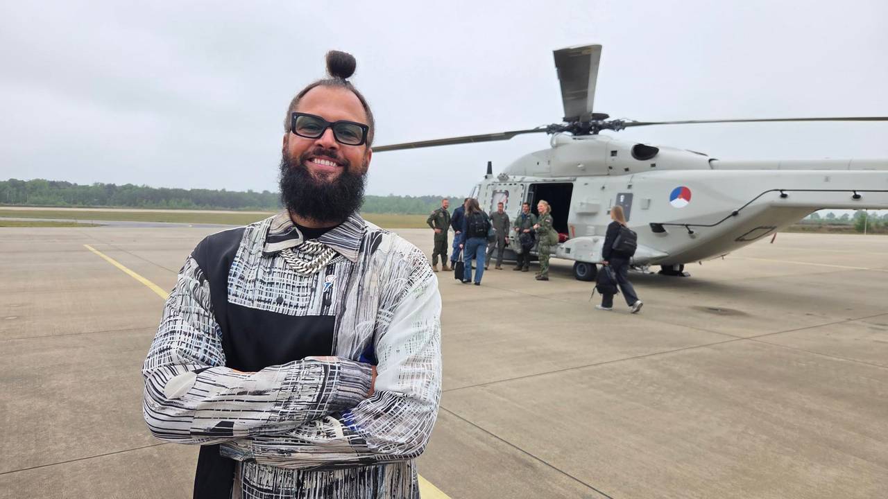 DJ La Fuente stapt zo in een heli op weg naar een van de Bevrijdingsfestivals (foto: Noël van Hooft).