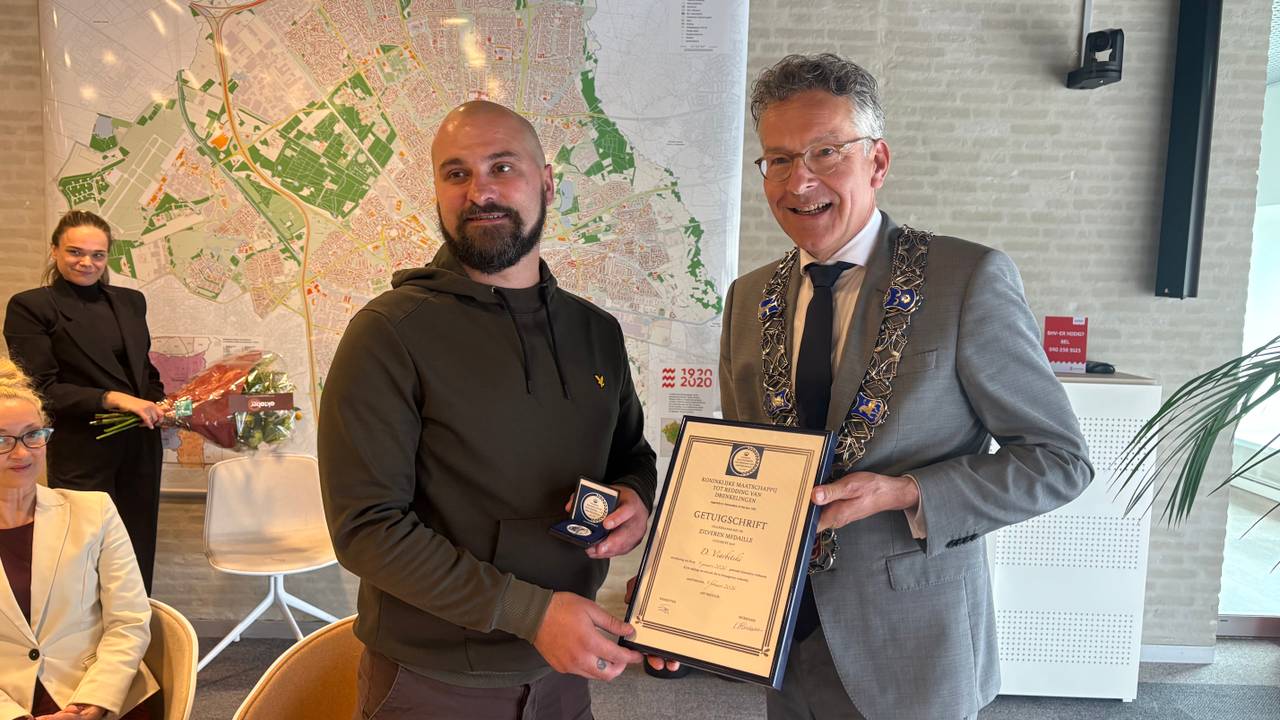  Dzmitry Viarbitski (l) ontvangt een heldenmedaille uit handen van burgemeester Jeroen Dijsselbloem (foto: Ruud Ritzen).