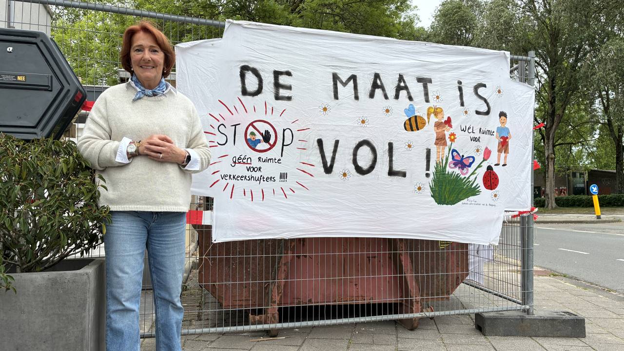 Olda Bode-Nuis haalde 120 handtekeningen op nadat voor de tweede keer een auto haar huis was binnengereden (foto: Wilco Zonneveld).