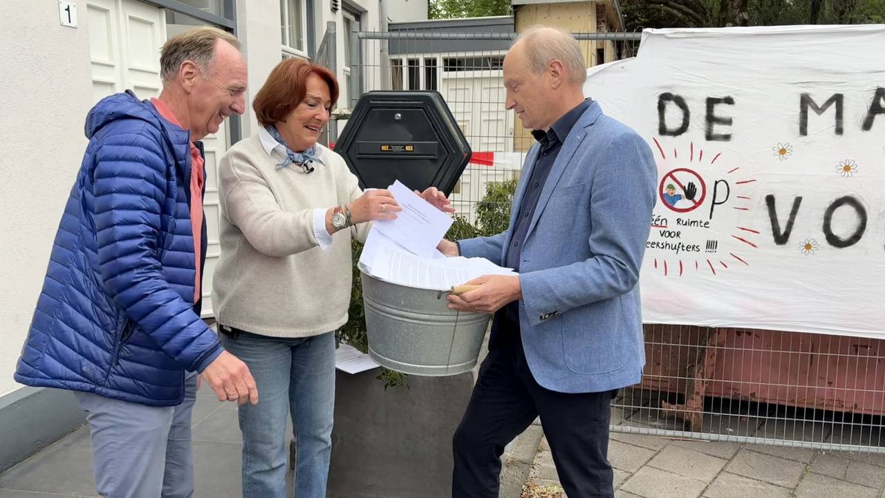Olda en haar man Aad overhandigen 120 handtekenen aan de wethouder waarin de gemeente oproepen om in actie te komen (foto: Wilco Zonneveld).