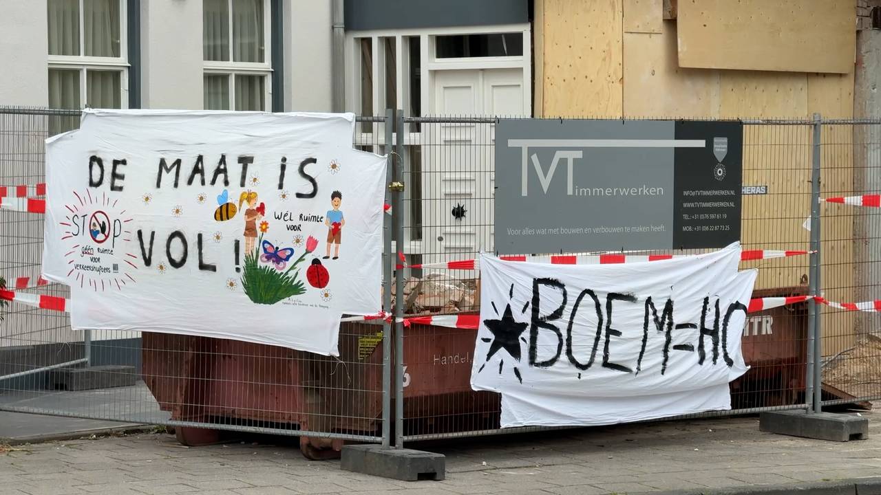 Met verschillende spandoeken en borden brengen buurtbewoners de verkeerssituatie onder de aandacht (foto: Wilco Zonneveld).