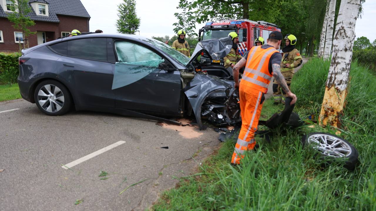 Tesla botst tegen boom (foto: Addy smits / Persbureau Heitink).