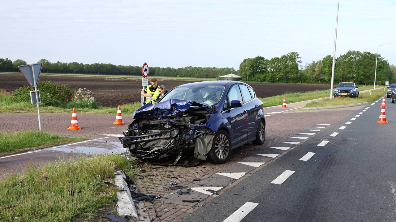 Flinke schade na botsing tussen auto en vrachtwagen in Oploo