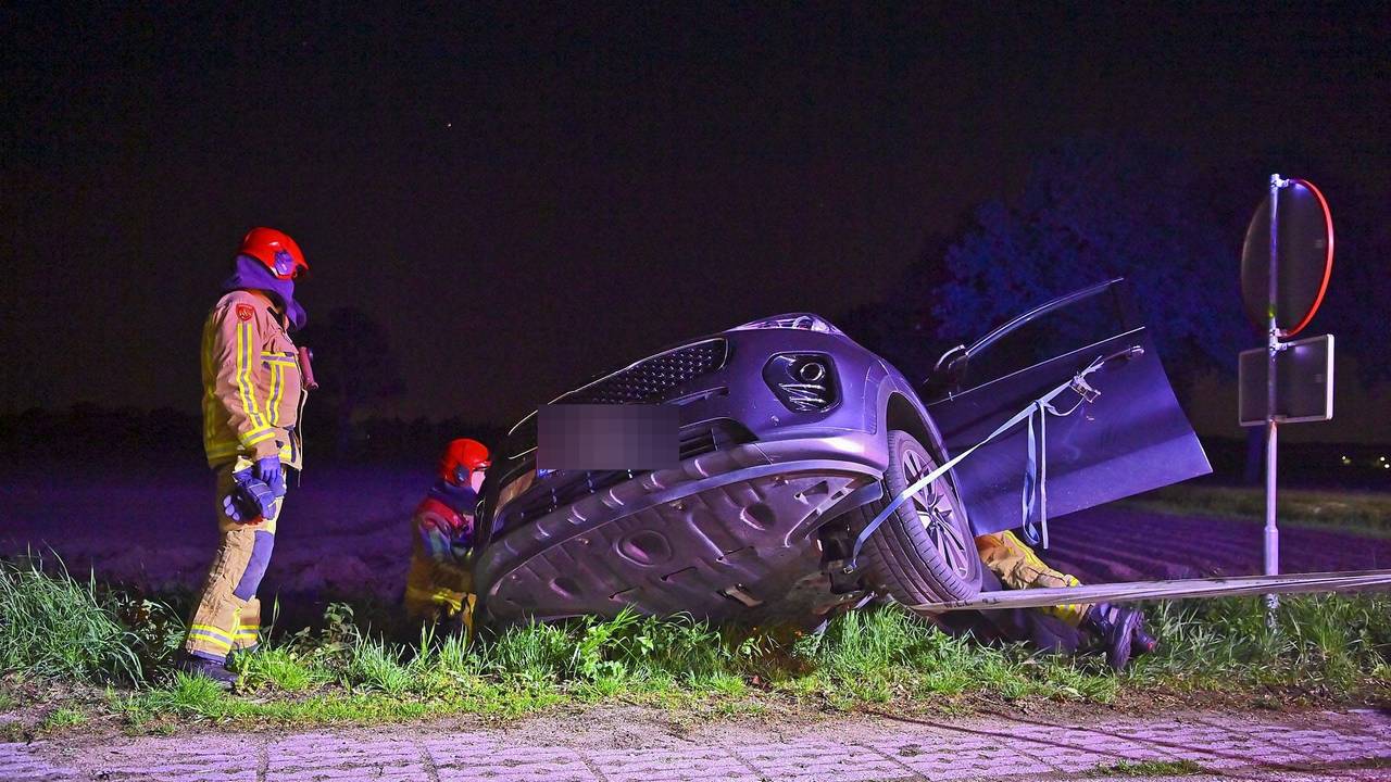 Auto belandt in greppel tijdens achteruitrijden, vrouw flink geschrokken