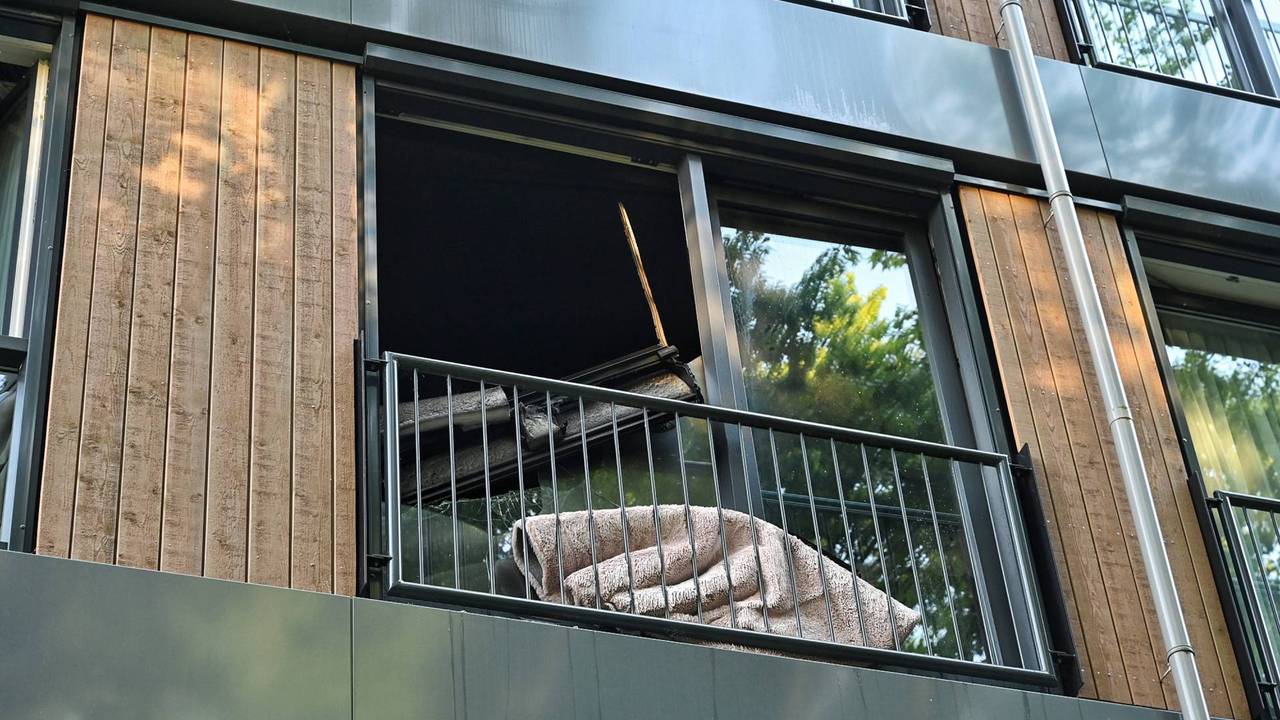 Hoe de brand in het appartementencomplex in Tilburg kon uitbreken, wordt onderzocht (foto: Toby de Kort/Persbureau Heitink).