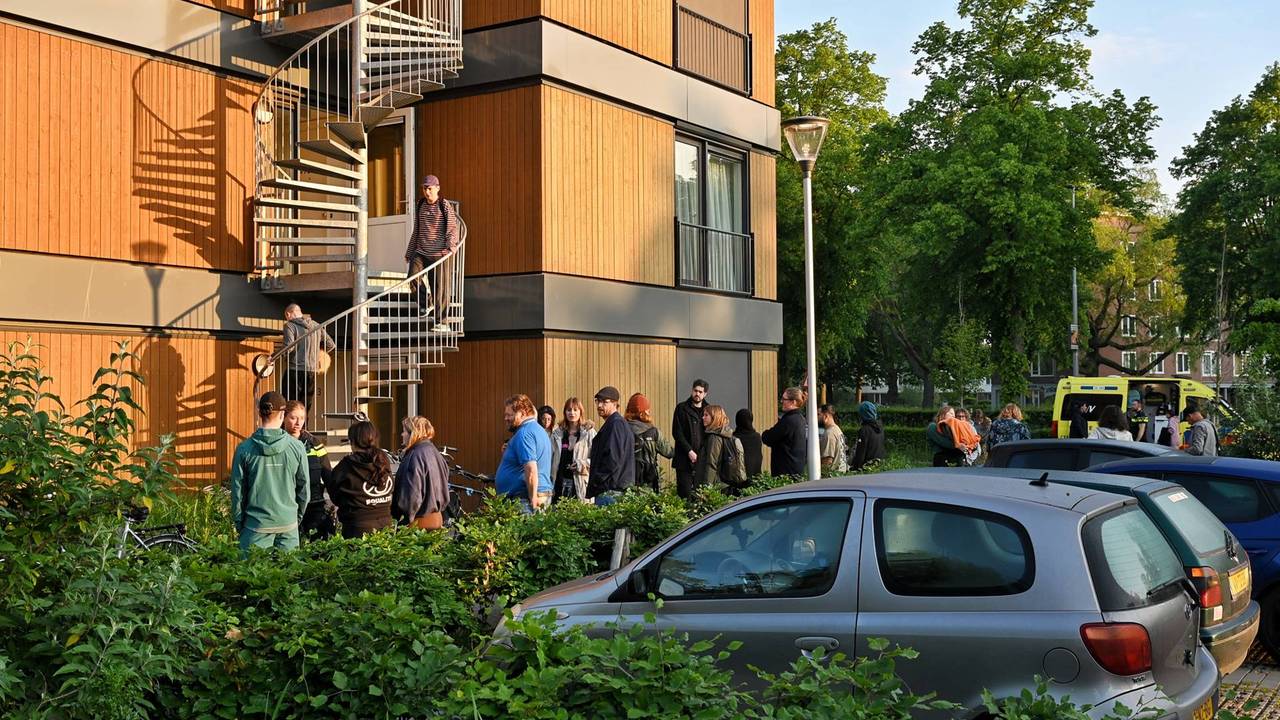 Vanwege de vele rook die bij de brand in Tilburg vrijkwam, werd het appartementencomplex ontruimd (foto: Toby de Kort/Persbureau Heitink).