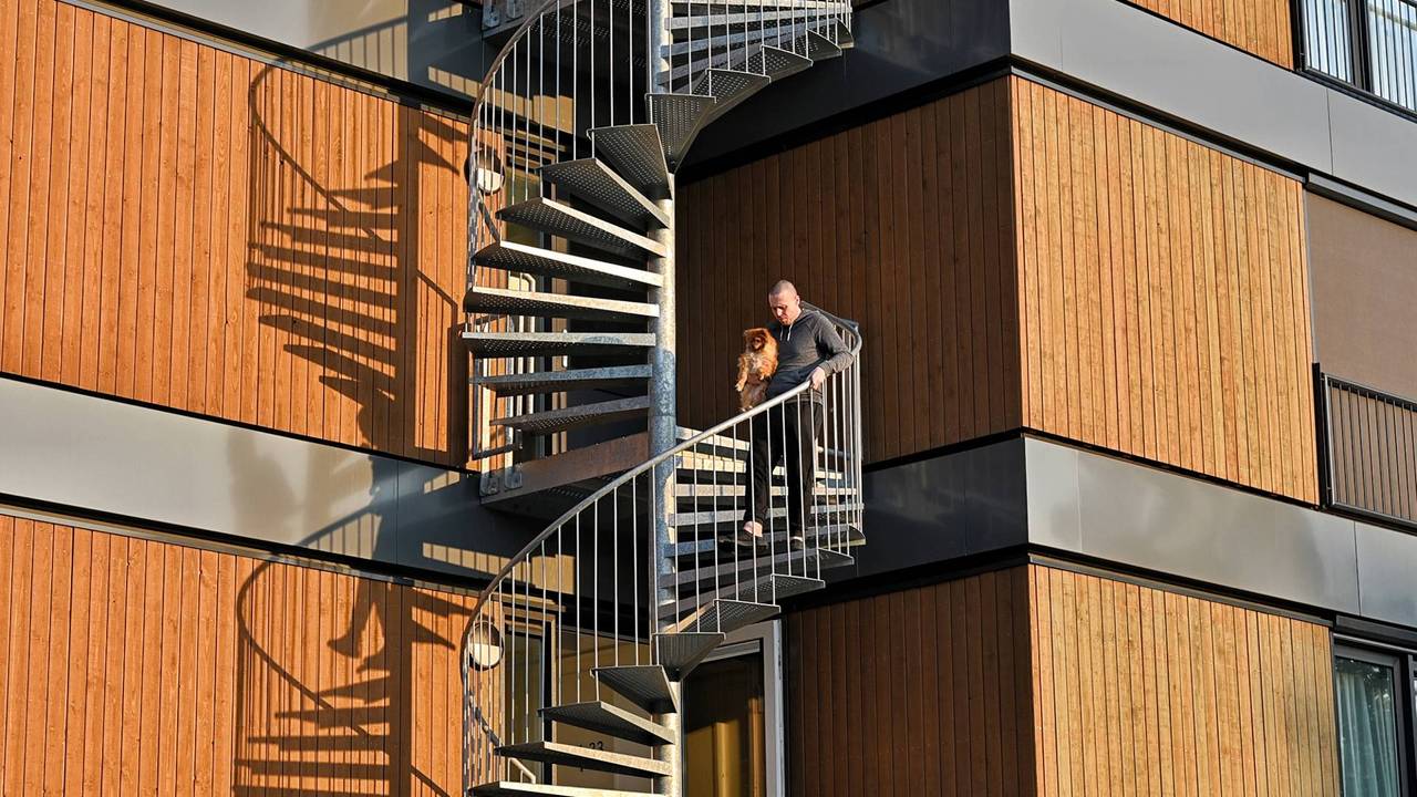 Meerdere bewoners en huisdieren moesten halsoverkop het appartementencomplex in Tilburg verlaten vanwege de brand (foto: Toby de Kort/Persbureau Heitink).