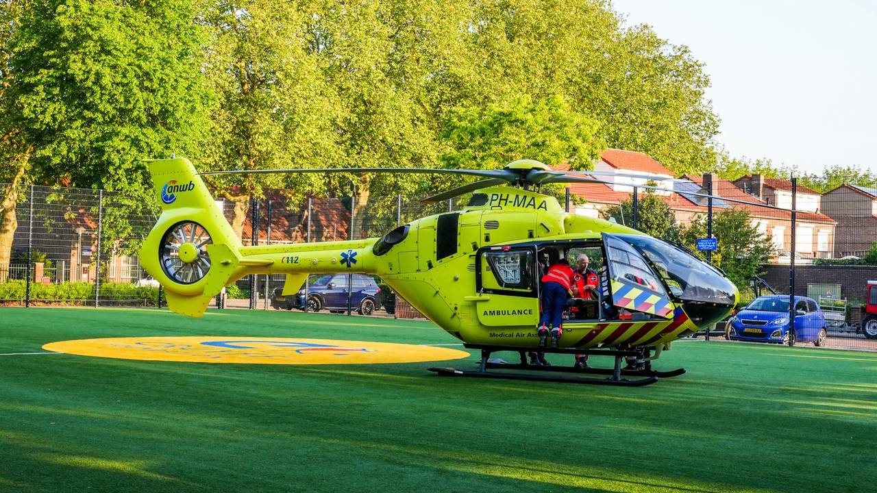 De traumaheli die naar Geldrop kwam, kon vanwege een storing niet meer opstijgen (foto: Dave Hendriks/Persbureau Heitink).