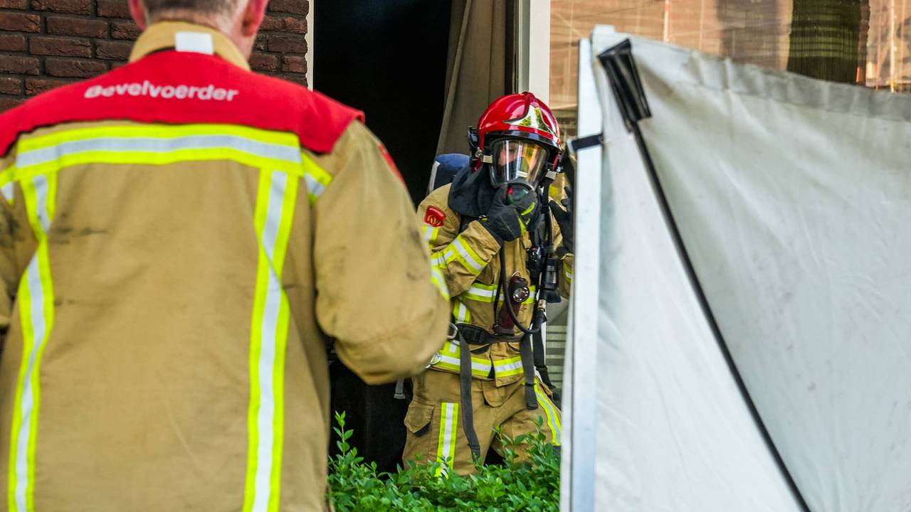 Toen de brandweer aankwam, vond die de overleden man in het huis in Geldrop (foto: Dave Hendriks/Persbureau Heitink).