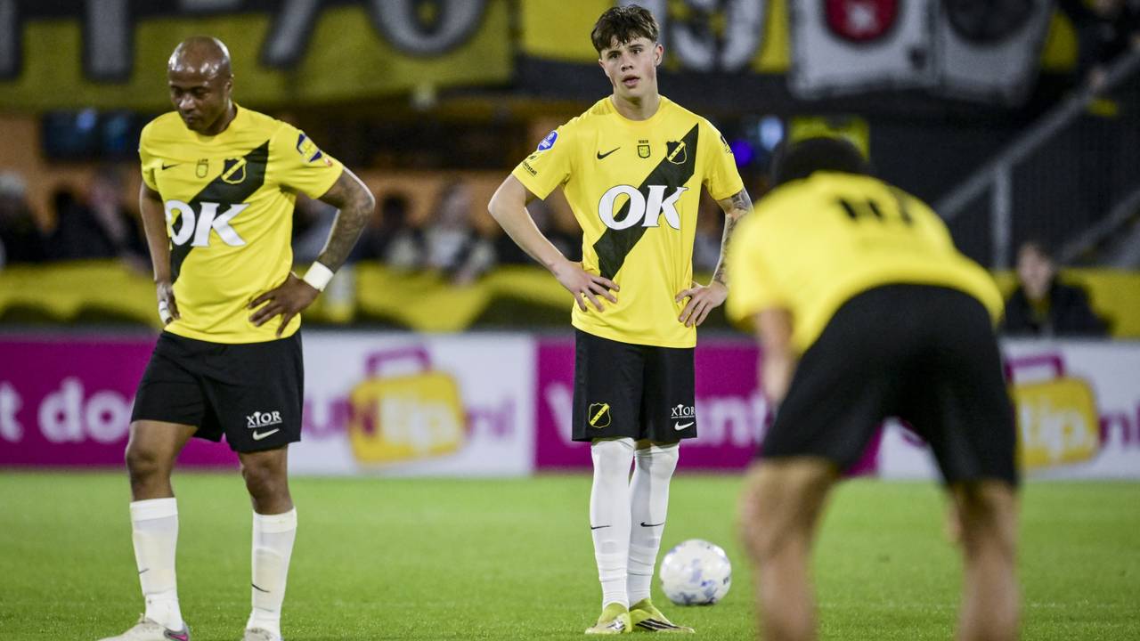 Spelers van NAC treuren na de nederlaag tegen Ajax (foto: ANP).