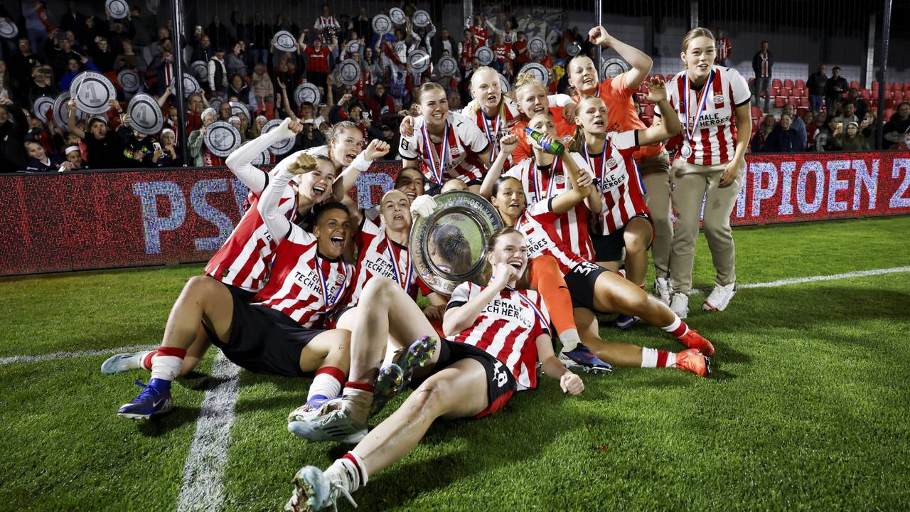 De speelsters van PSV vieren de landstitel (foto: ANP).