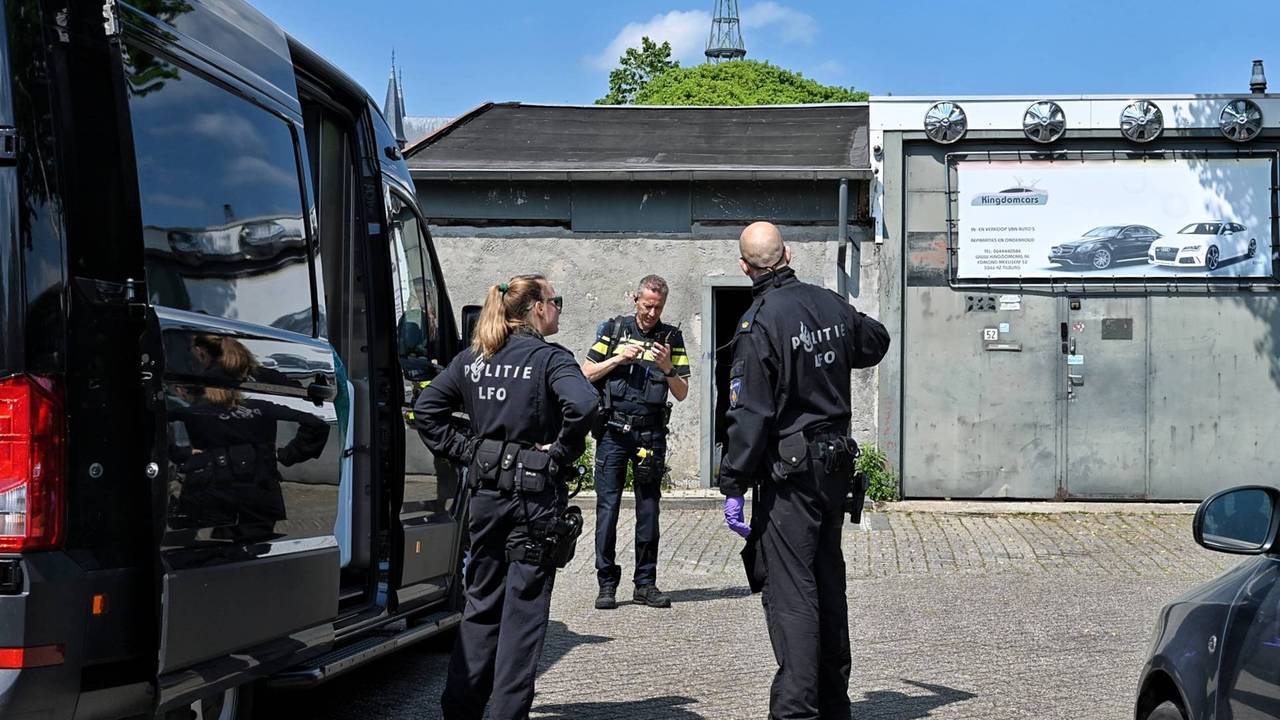 Arrestatieteam valt voormalige autohandel binnen