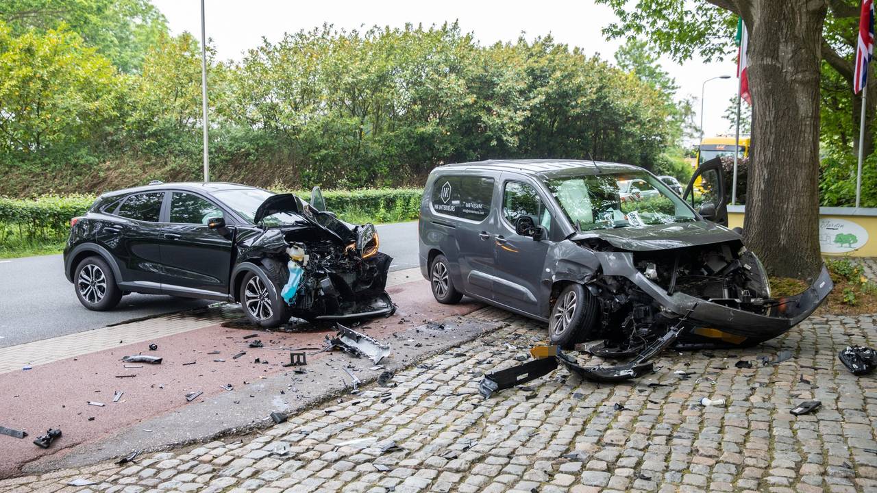 Frontale botsing tussen auto en bedrijfsbus, gewonden naar het ziekenhuis