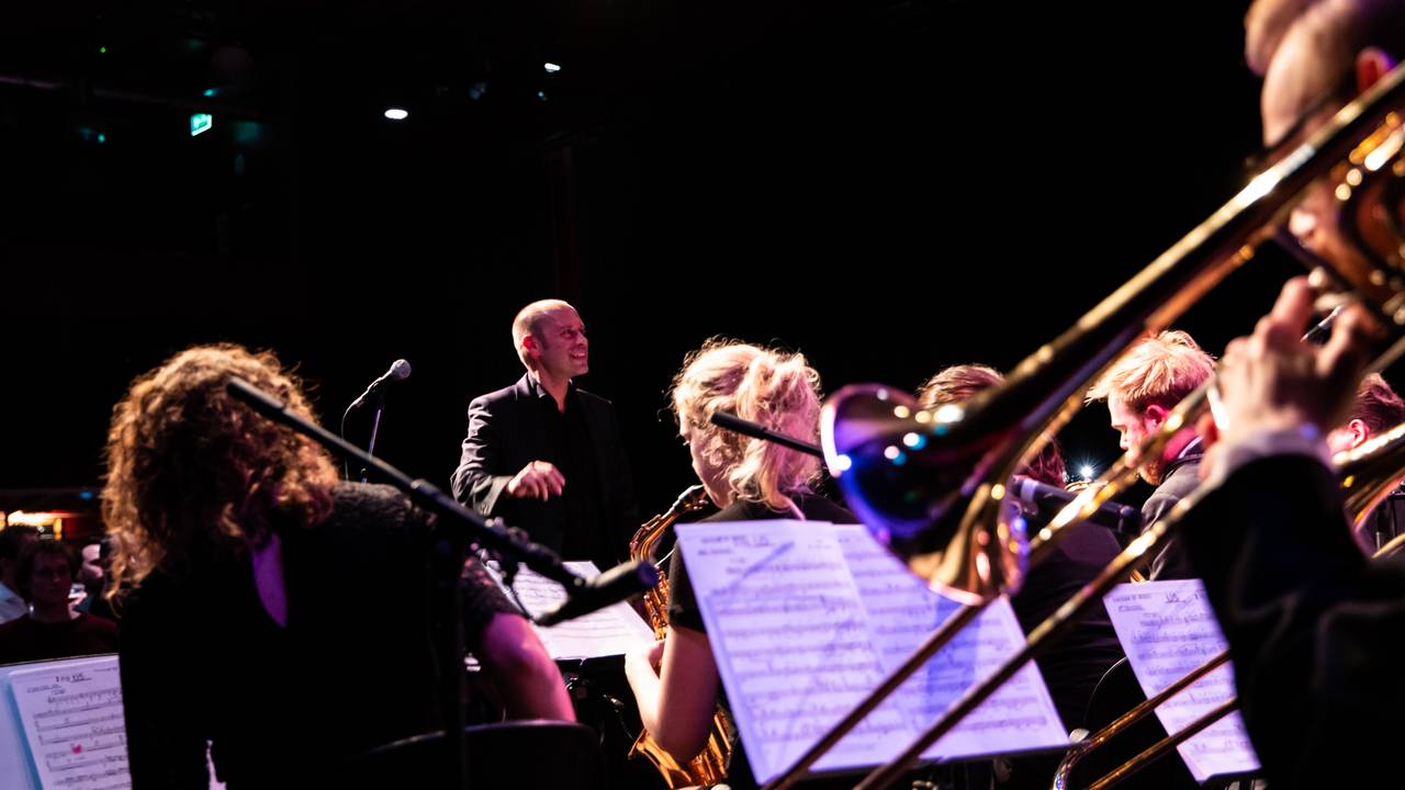 Daan Bogers in actie als dirigent (foto: Veerle Bastiaansen).
