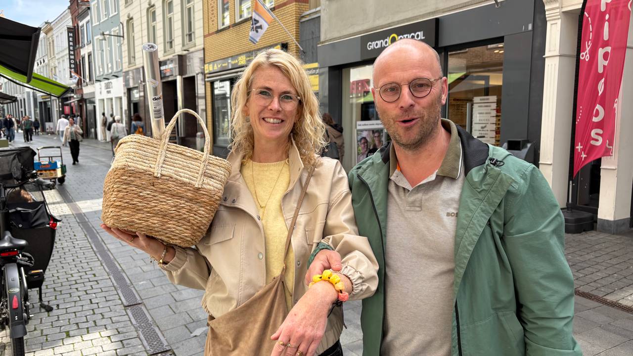 Een Bredaas stel met een dropketting met Nibbit-ringen (foto: Ruud Ritzen).