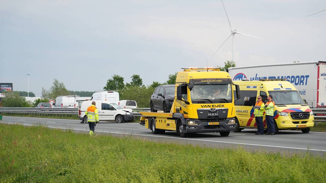 Auto en bestelwagen botsen op A59 bij Oosterhout