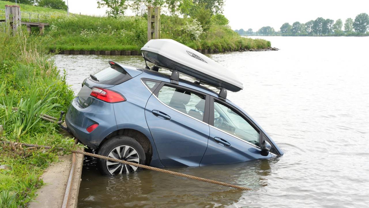 Automobilist betaalt voor pontje en ziet eigen auto het water in rollen