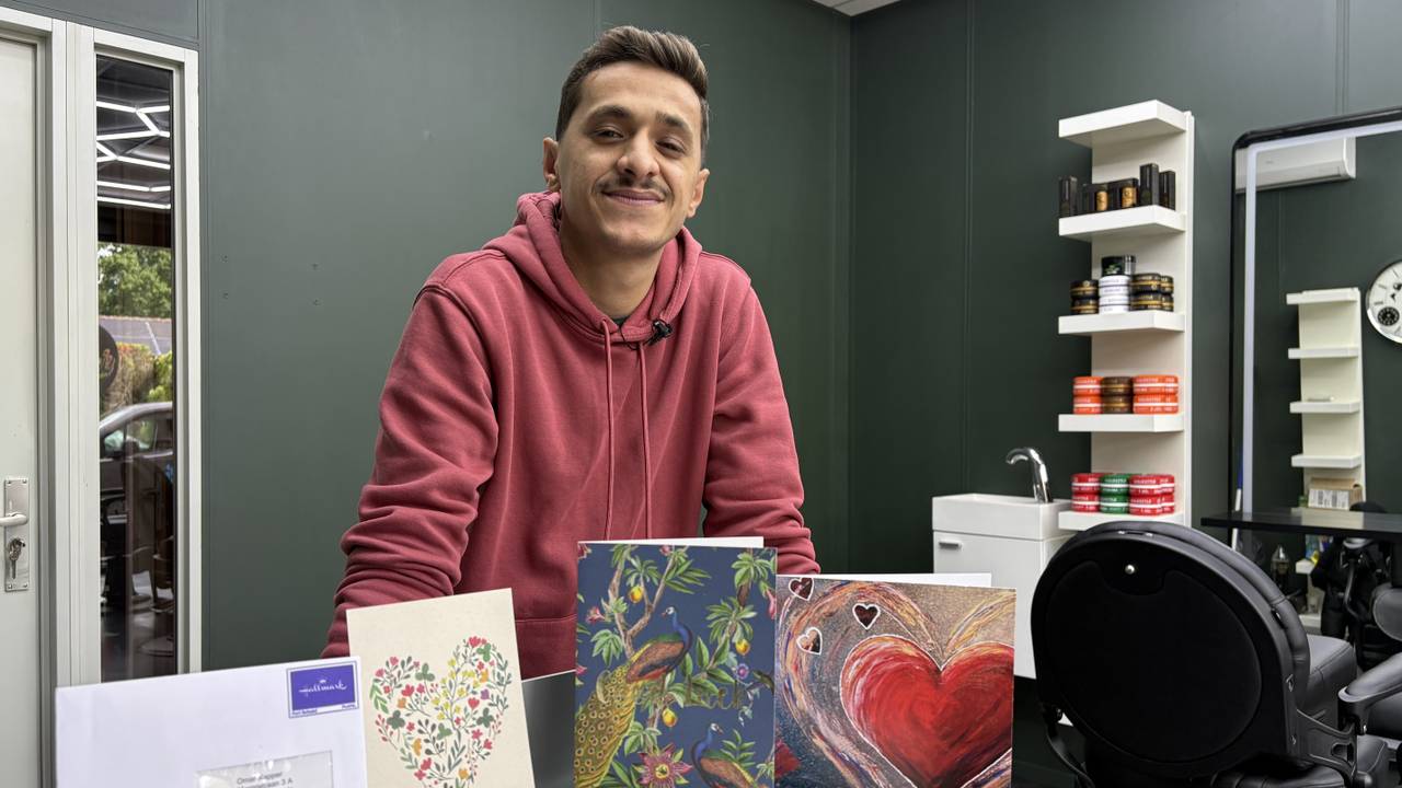 Omar kreeg op de eerste dag dat zijn kapsalon geopend was een brief vol haat (foto: Wilco Zonneveld).