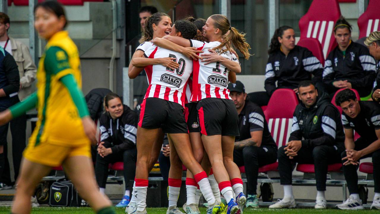 PSV viert feest na de 1-0 tegen ADO Den Haag (foto: Gabriel Calvino Alonso/Orange Pictures).