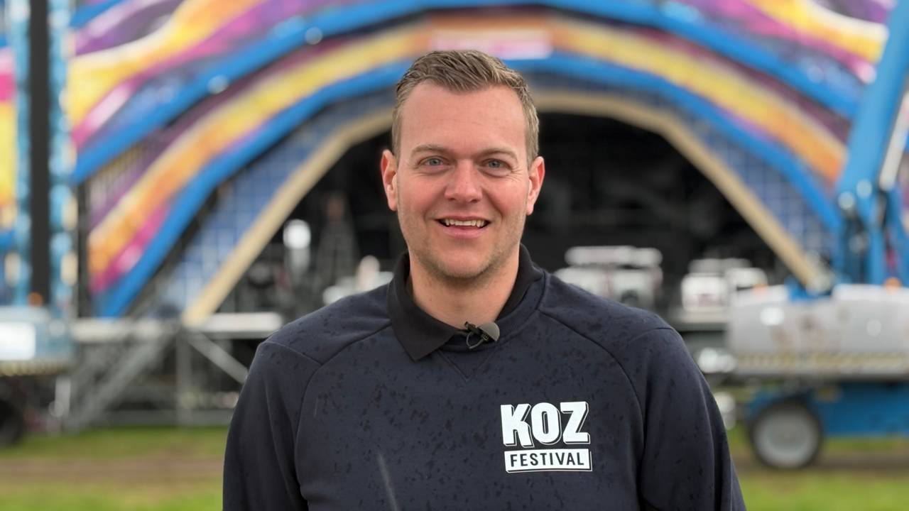Luc Bersch voor het hoofdpodium van het KOZ-festival (Foto: Alice van der Plas)
