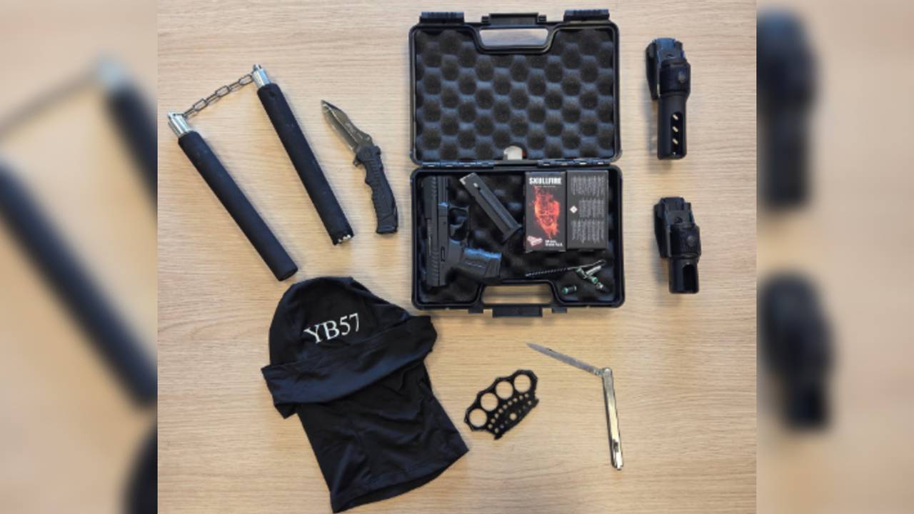 Huizen van leden drillrapgroep doorzocht, politie vindt wapens (foto's: Politie Helmond).