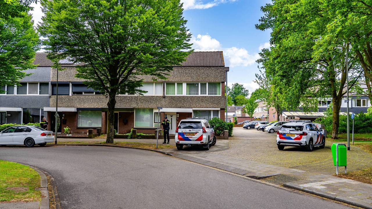 Man met spoed naar ziekenhuis na steekpartij in Oss (foto: Lucas Lammers /Persbureau Heitink).