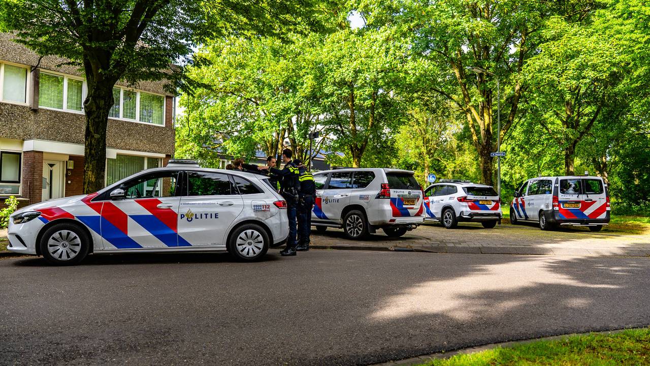 Man met spoed naar ziekenhuis na steekpartij in Oss (foto: Lucas Lammers /Persbureau Heitink).