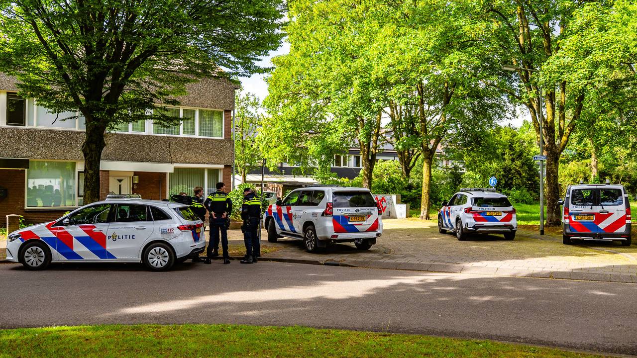 Man met spoed naar ziekenhuis na steekpartij in Oss (foto: Lucas Lammers /Persbureau Heitink).