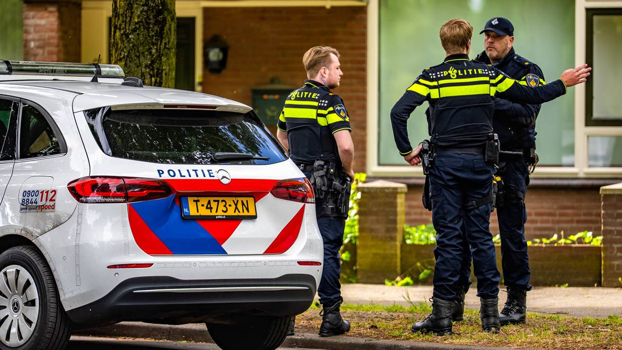 Man met spoed naar ziekenhuis na steekpartij in Oss (foto: Lucas Lammers /Persbureau Heitink).