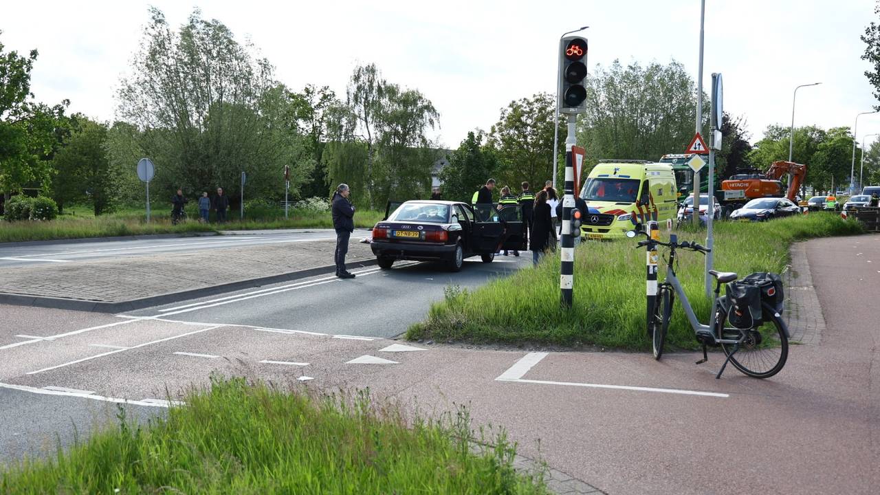 Fietster zwaargewond na botsing met auto in Oeffelt (Foto: Saskia Kusters / Persbureau Heitink).