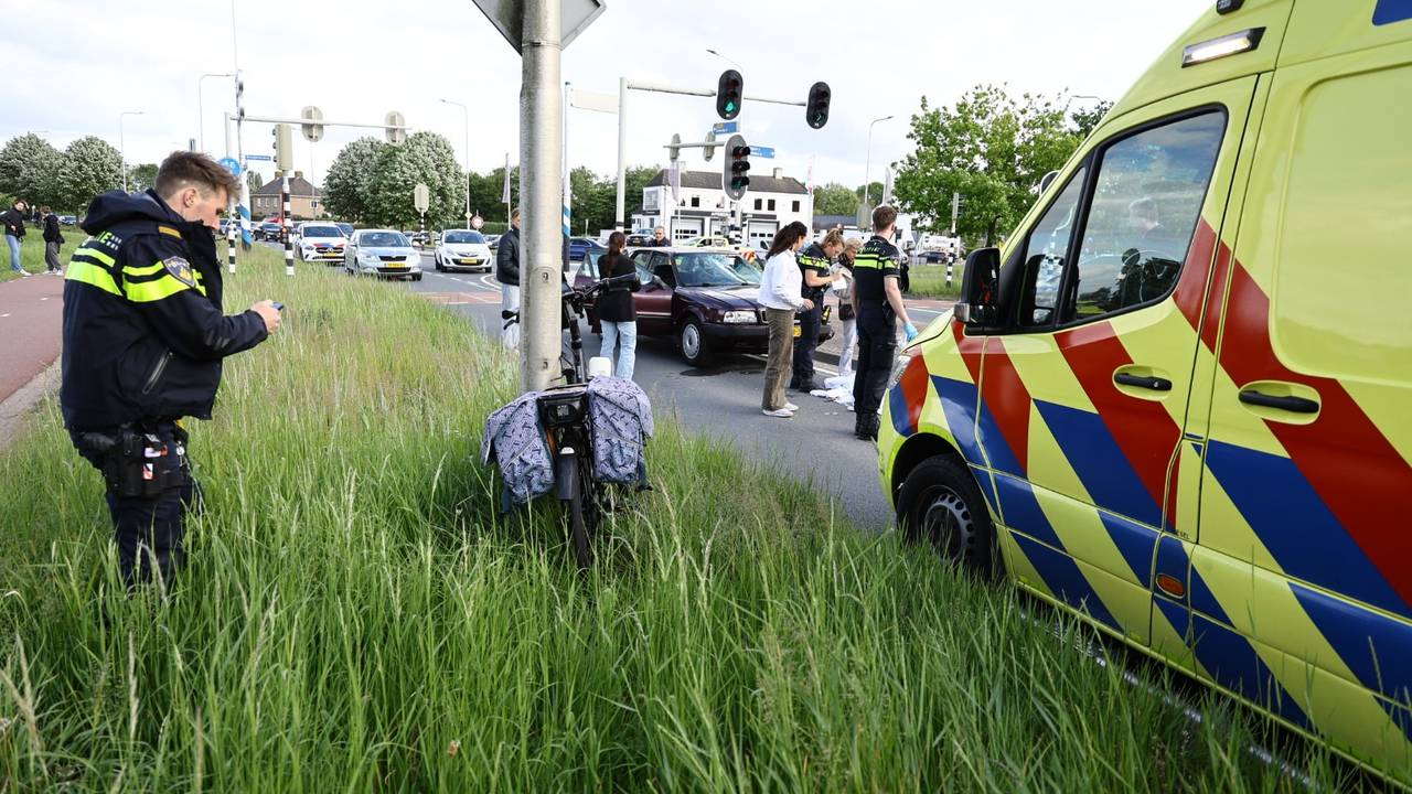 Fietster zwaargewond na botsing met auto in Oeffelt (Foto: Saskia Kusters / Persbureau Heitink).