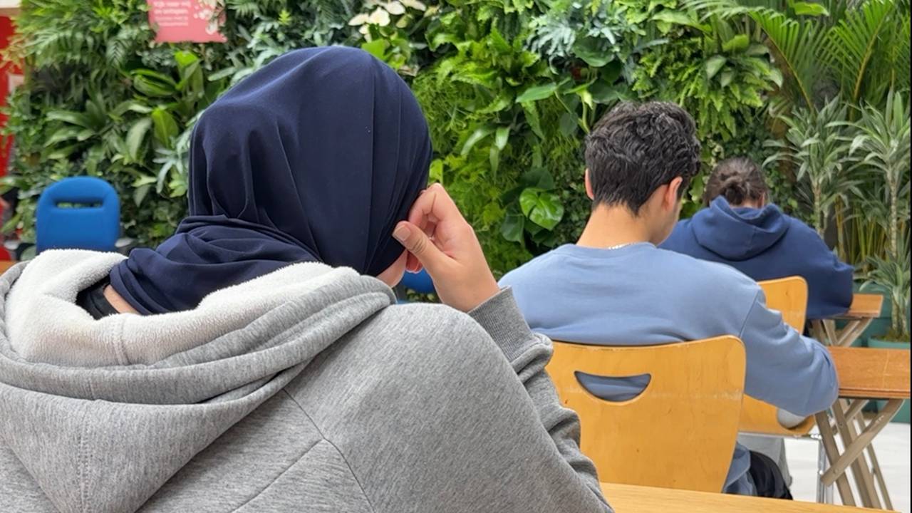 In deze gymzaal vol planten doen leerlingen eindexamen