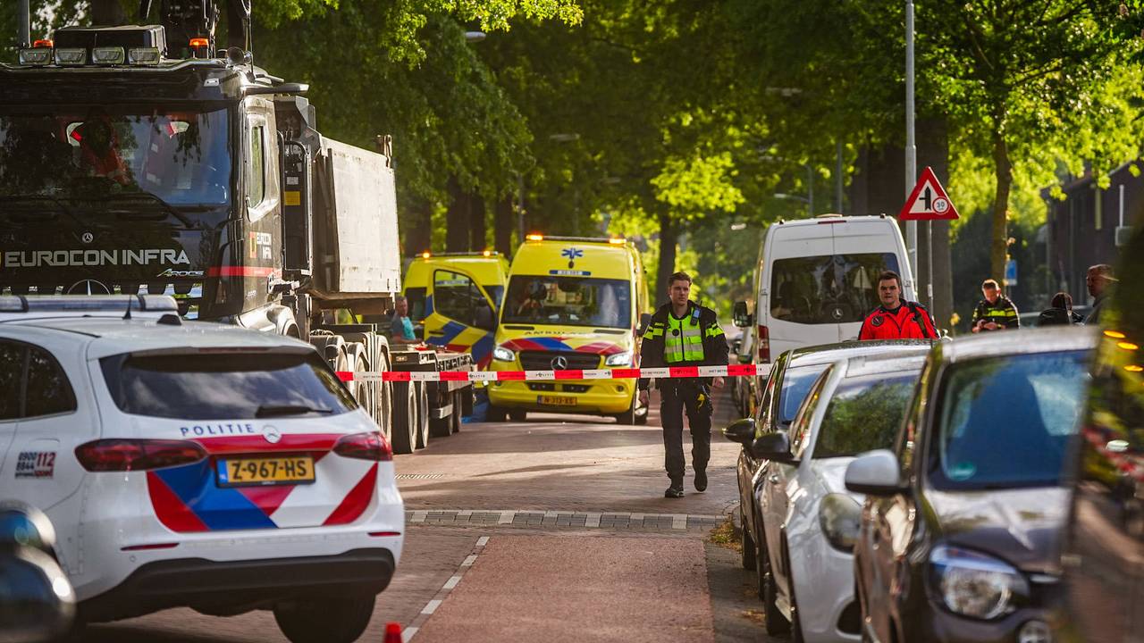 Scooterrijder zwaargewond, rijdt tegen vrachtwagenkraan in Eindhoven