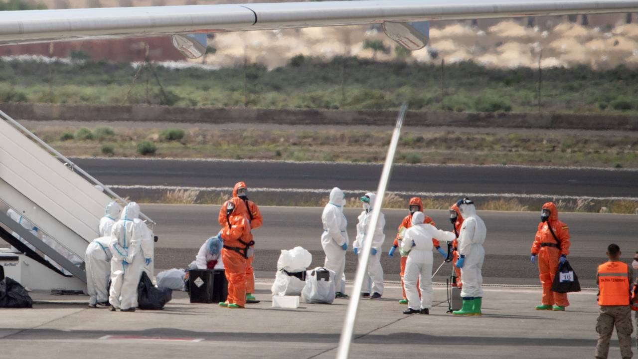 Vanuit Tenerife gaan de opvarenden met het vliegtuig naar Nederland (foto: ANP).