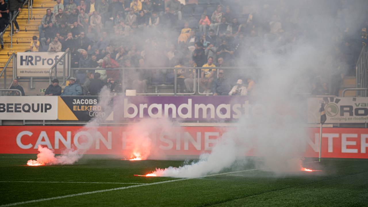 Fakkels op het veld van het Rat Verlegh Stadion (foto: Gabriel Calvino Alonso/Orange Pictures).